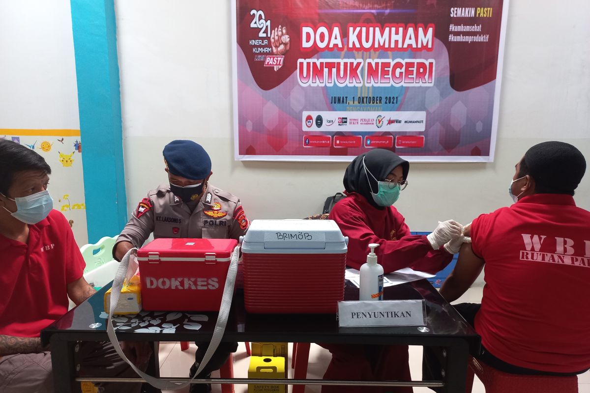 Ratusan napi Rutan Palu  ikut vaksinasi digelar Brimob Polda Sulteng