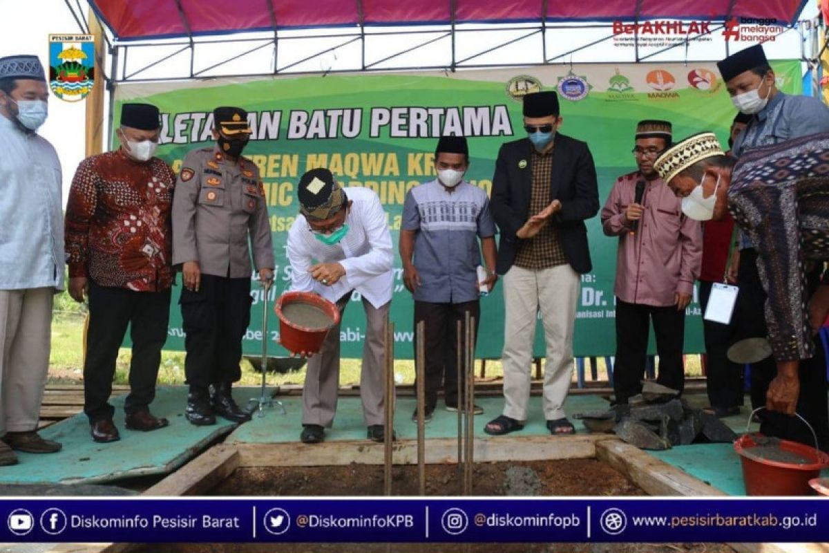 Bupati Pesisir Barat lakukan peletakan batu pertama pembangunan Pesantren Maqwa Krui