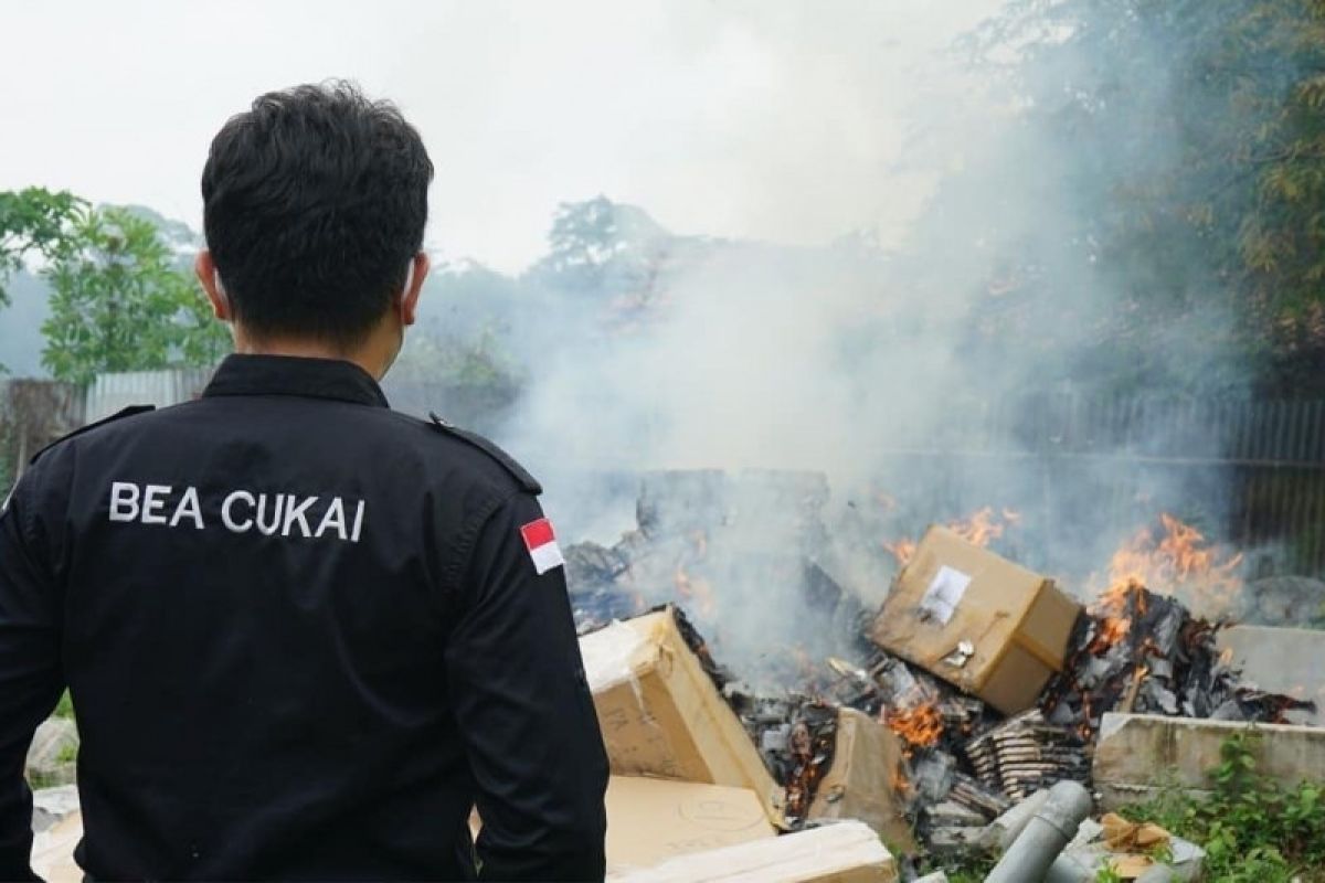 Dua juta batang rokok ilegal di Marunda dimusnahkan