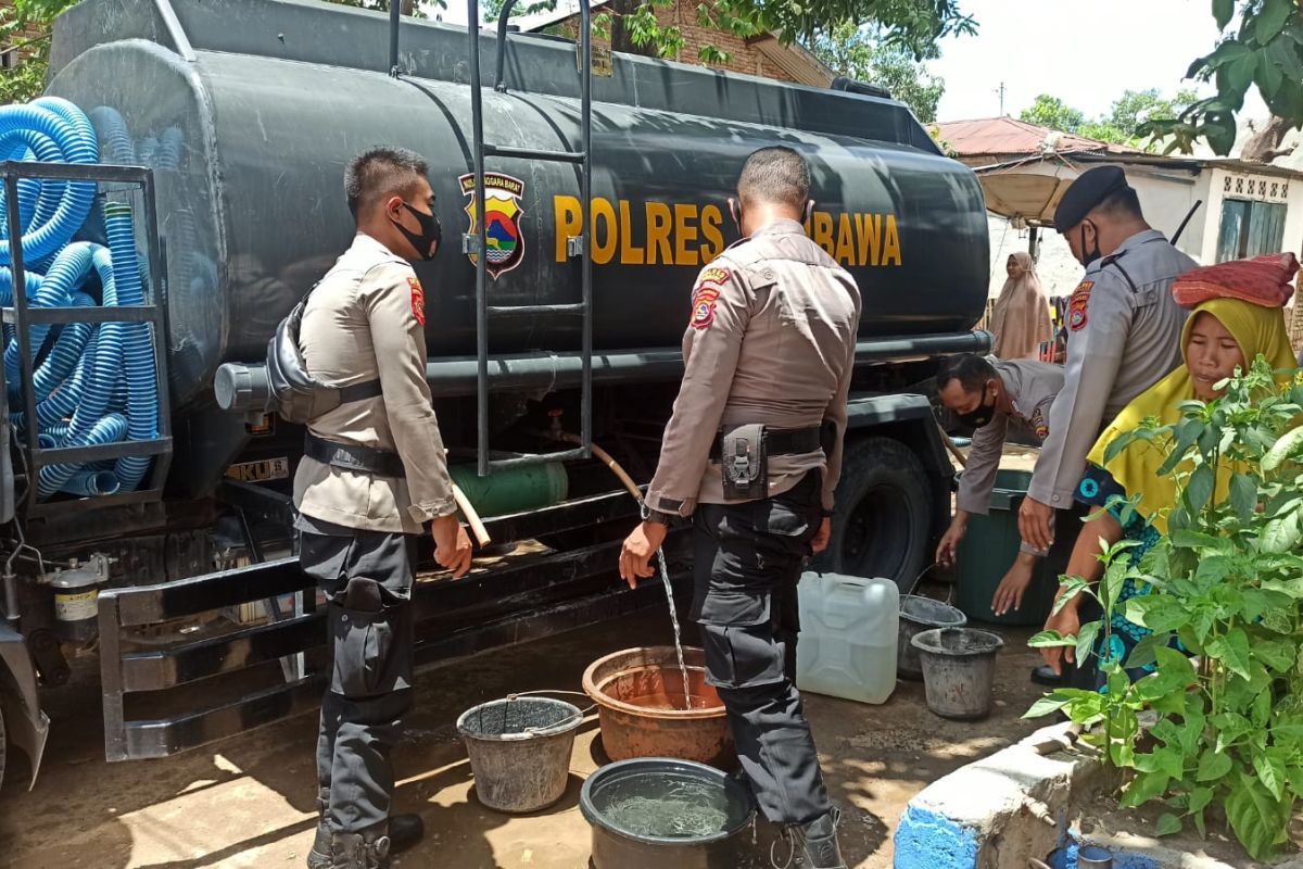 Rasa Empati, Polres Sumbawa Salurkan Air Bersih Di Wilayah Lape