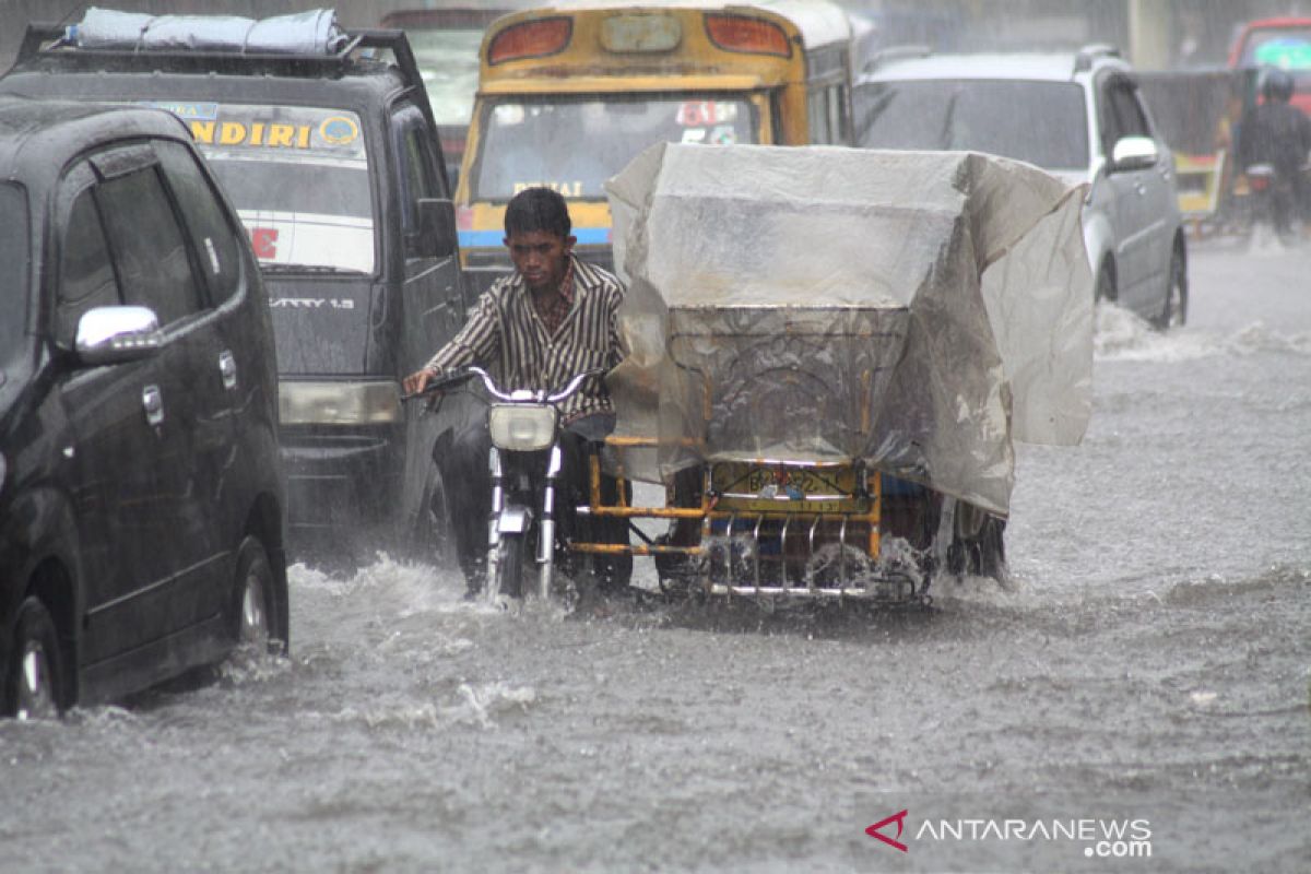 Sejumlah kota besar Indonesia diguyur hujan deras