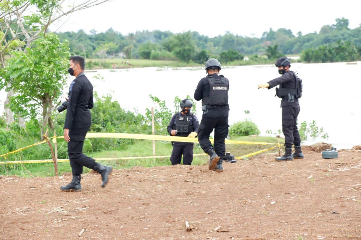 Polisi evakuasi granat temuan warga di Tangerang