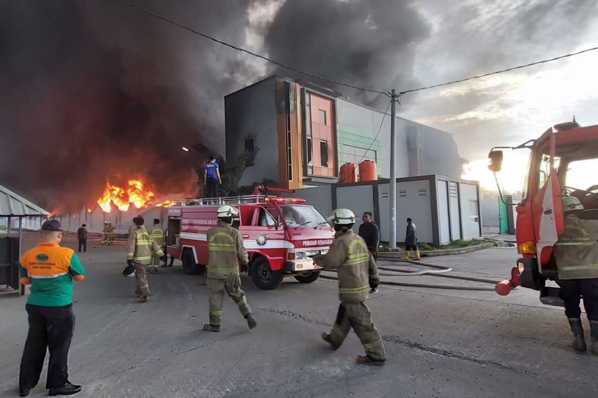 Dua gudang korek api  PT Unggul Jaya Gemilang di Kabupaten Tangerang terbakar