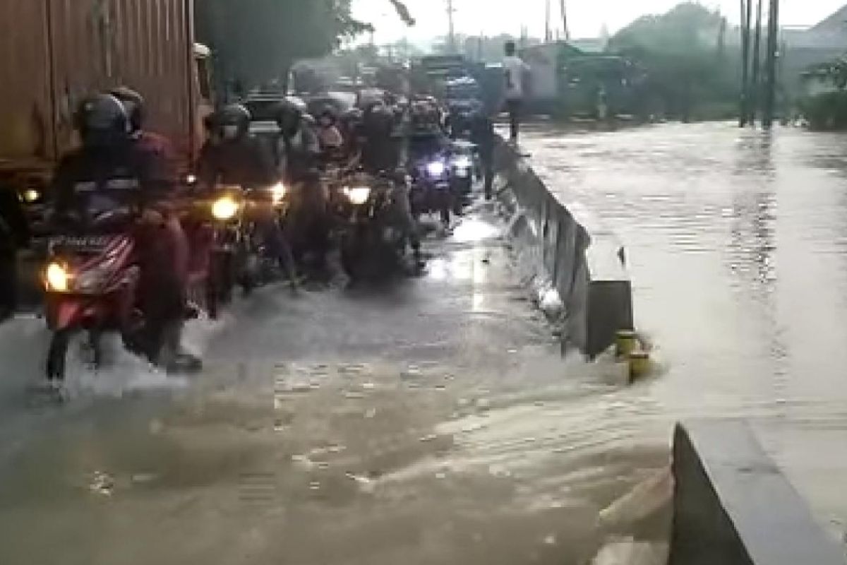 Sempat lumpuh terendam banjir setinggi 70 cm, jalan Medan-Tanjung Morawa sudah lancar