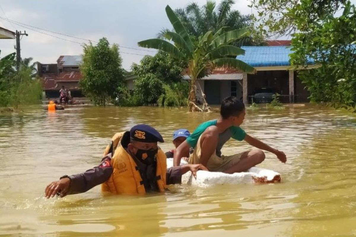 Brimob Polda  Sumut bantu evakuasi korban banjir di Tanjung Morawa