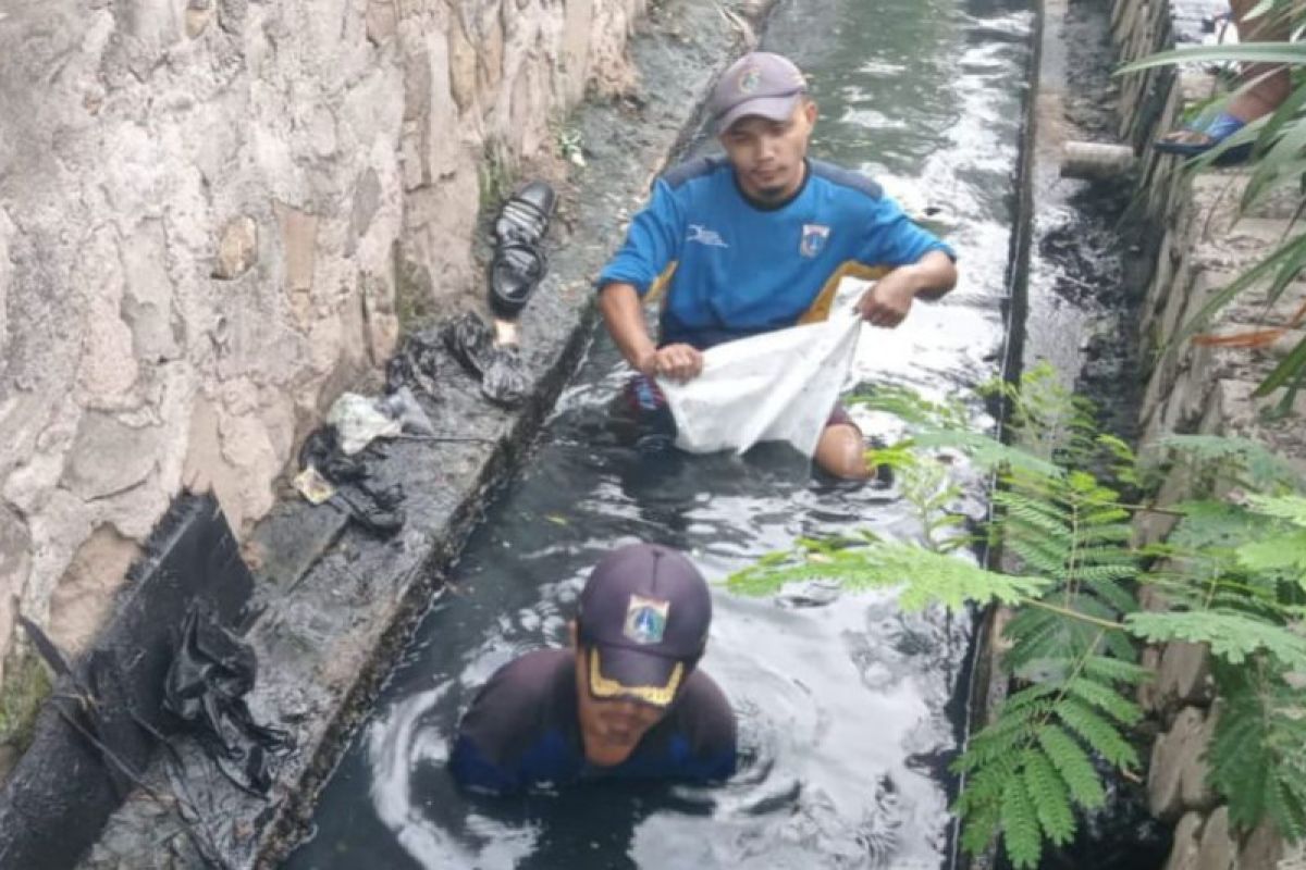 Sudin SDA Jakut kuras saluran air tangkal genangan saat hujan