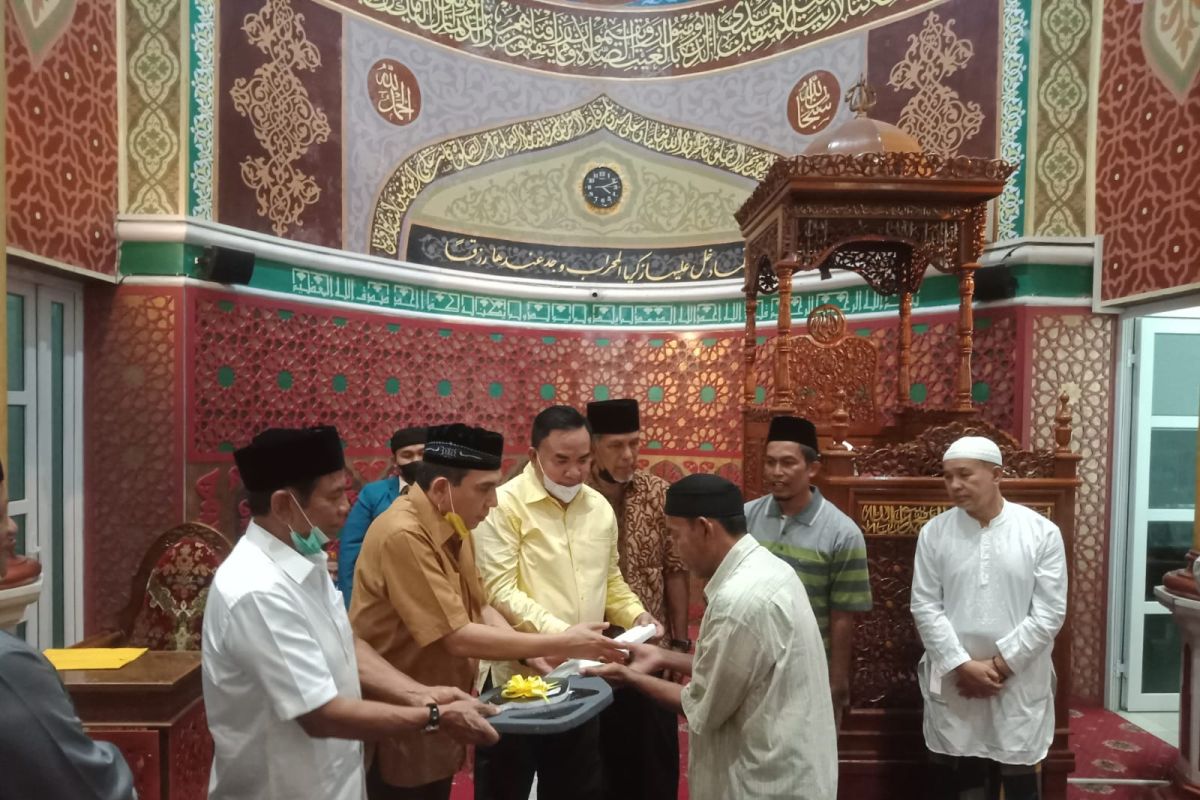 Golkar Aceh serahkan sepeda motor untuk mualaf yang kembalikan uang Rp26 juta