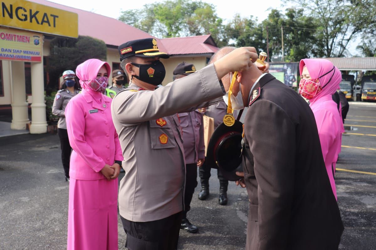 Kapolres Langkat lepas lima personel Purna Bakti