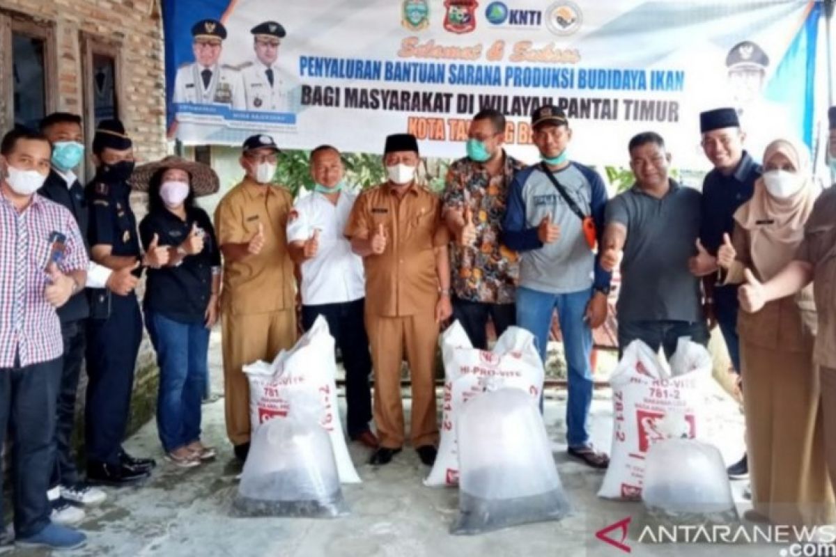 Pemkot  Tanjungbalai salurkan bantuan bibit ikan kepada masyarakat