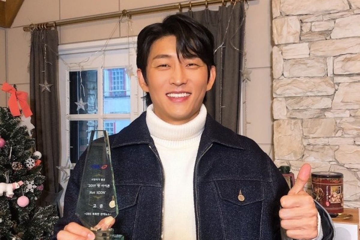 Go Joon akan berperan dalam 'Snow White Must Die' bersama Kim Bo Ra