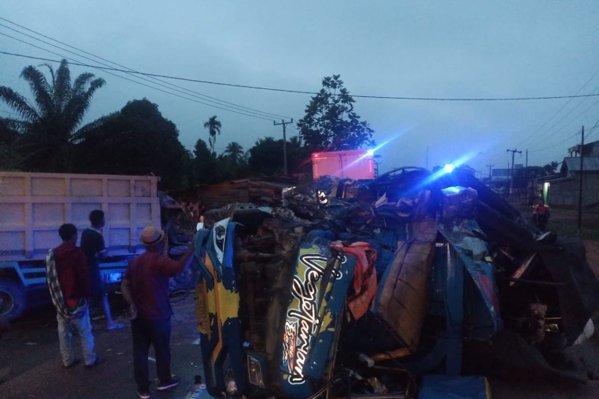 Sopir truk asal Lampung tewas dalam kecelakaan maut di Musi Banyuasin