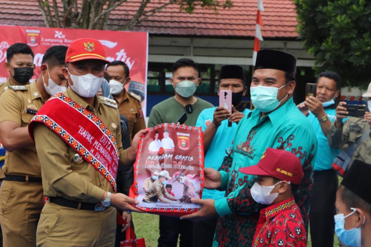 Bupati dan Wakil Bupati Lampung Barat hadiri penyerahan seragam sekolah gratis kepada SD