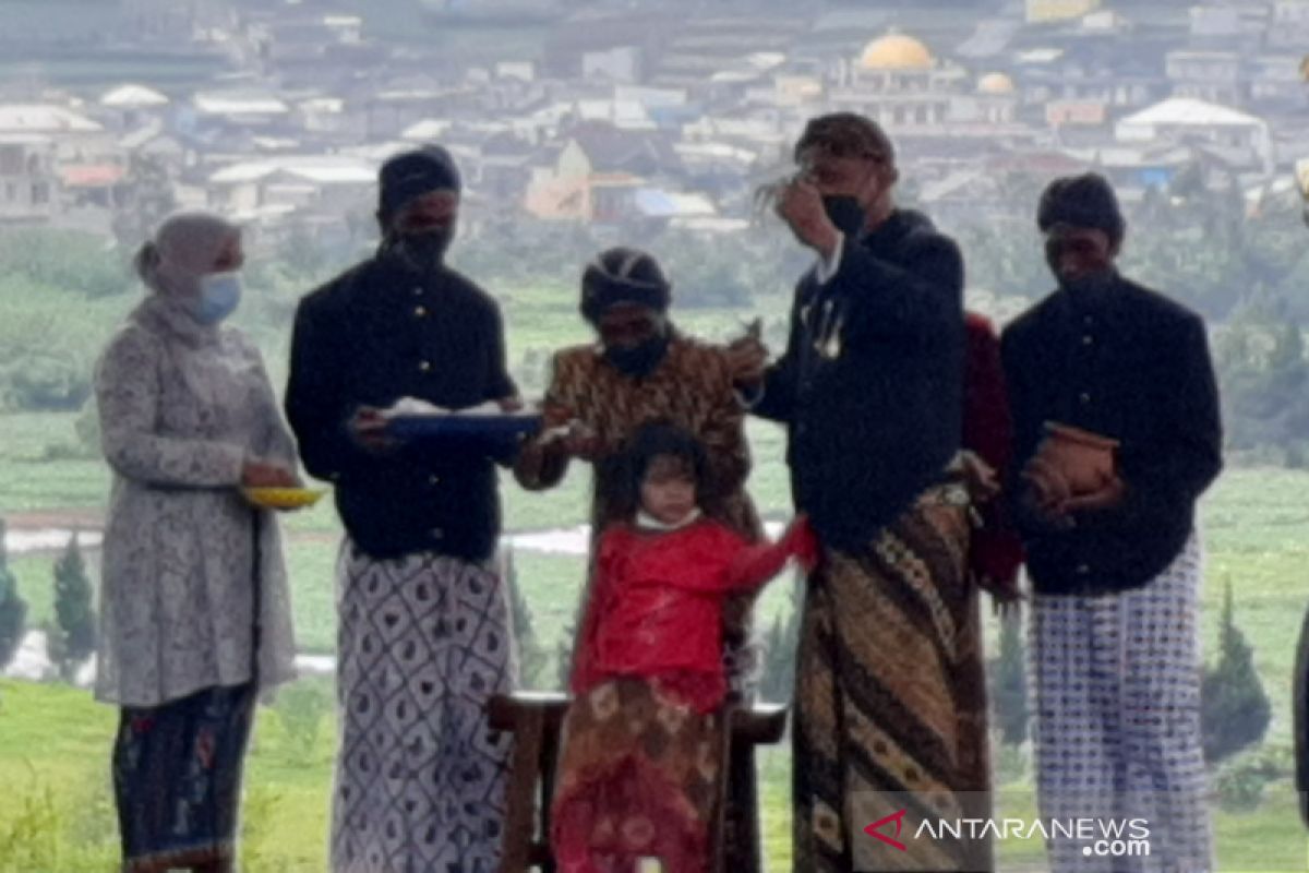 Lima anak berambut gimbal menjalani ruwatan di Dieng Culture Festival