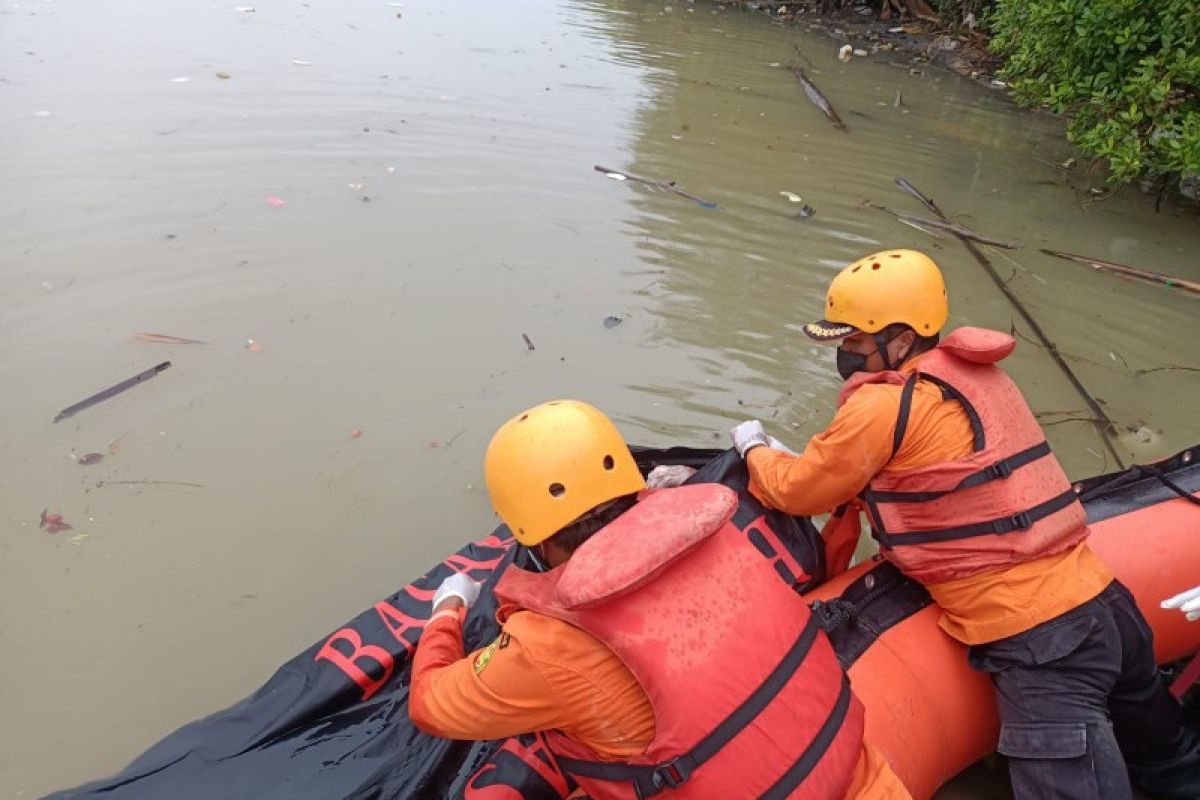 Tim SAR evakuasi remaja  hanyut di Sungai Deli