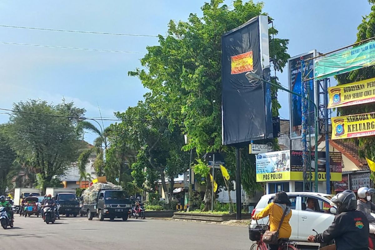 Yogyakarta menertibkan dua reklame tidak berizin