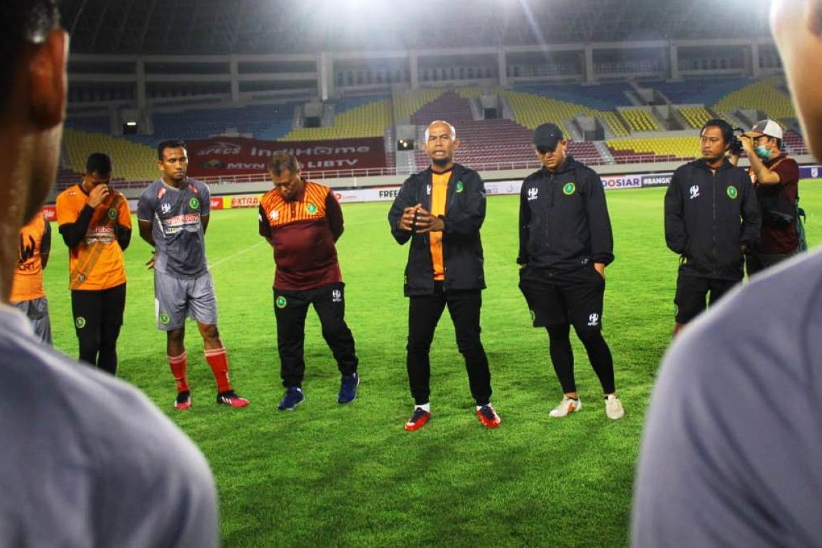 Manajemen HWFC pecat pelatih Herrie Setyawan