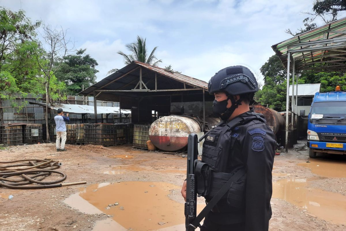 Tim Gabungan TNI-Polri gerebek gudang penyimpanan minyak ilegal di Maurojambi