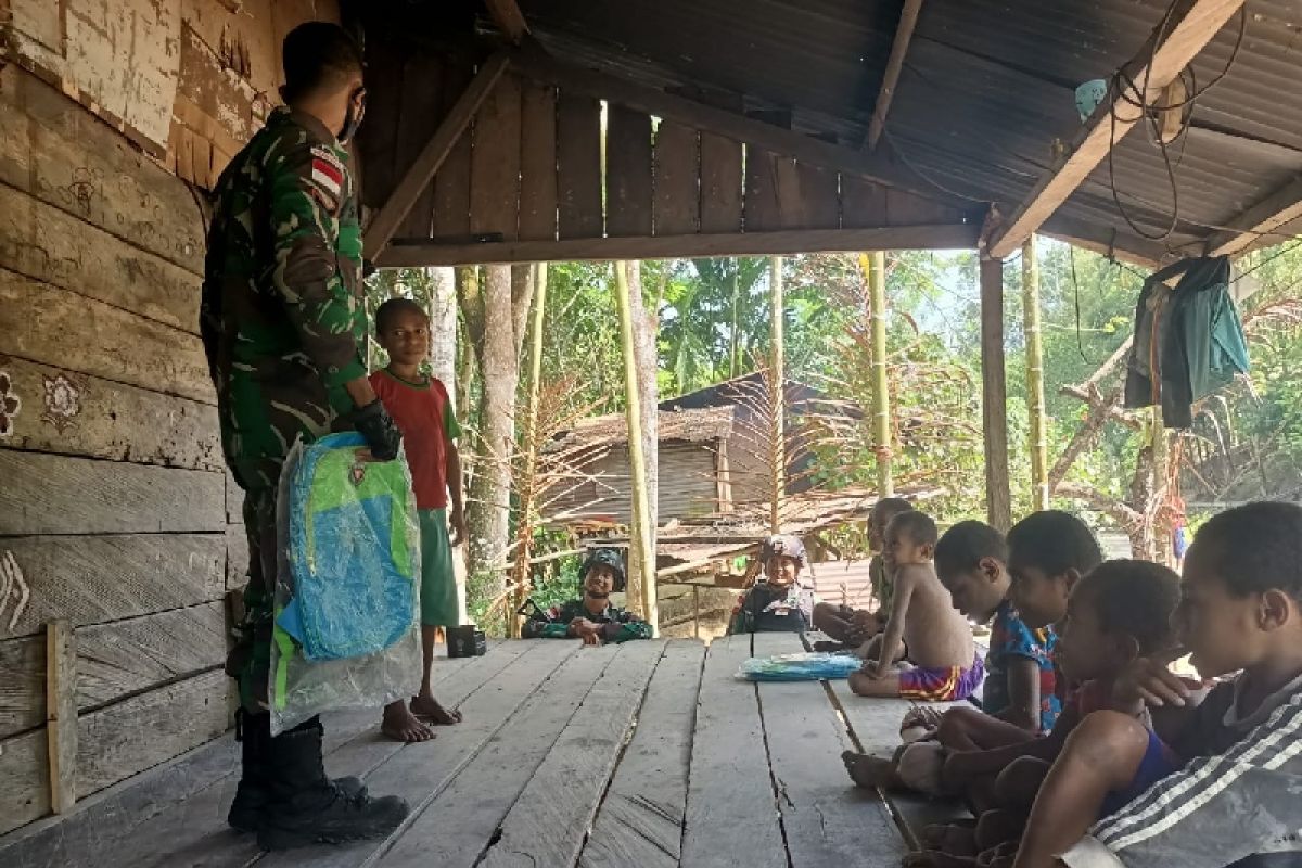 Satgas TNI bagikan tas sekolah untuk anak di perbatasan RI-PNG