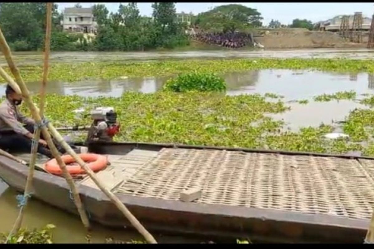 Tim BPBD Bojonegoro selamatkan tiga anak dalam insiden perahu terbalik