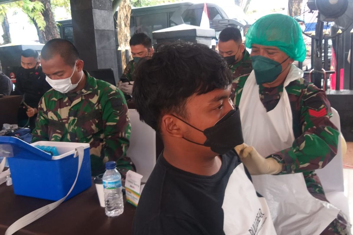 Panglima TNI dan Kapolri sapa  warga peserta vaksinasi di Sumut