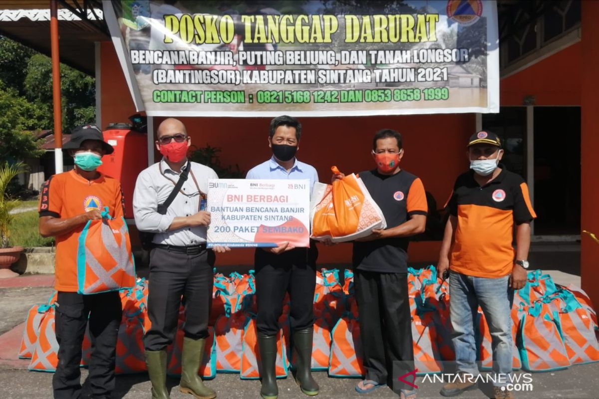 BNI offers food assistance to Sintang flood victims