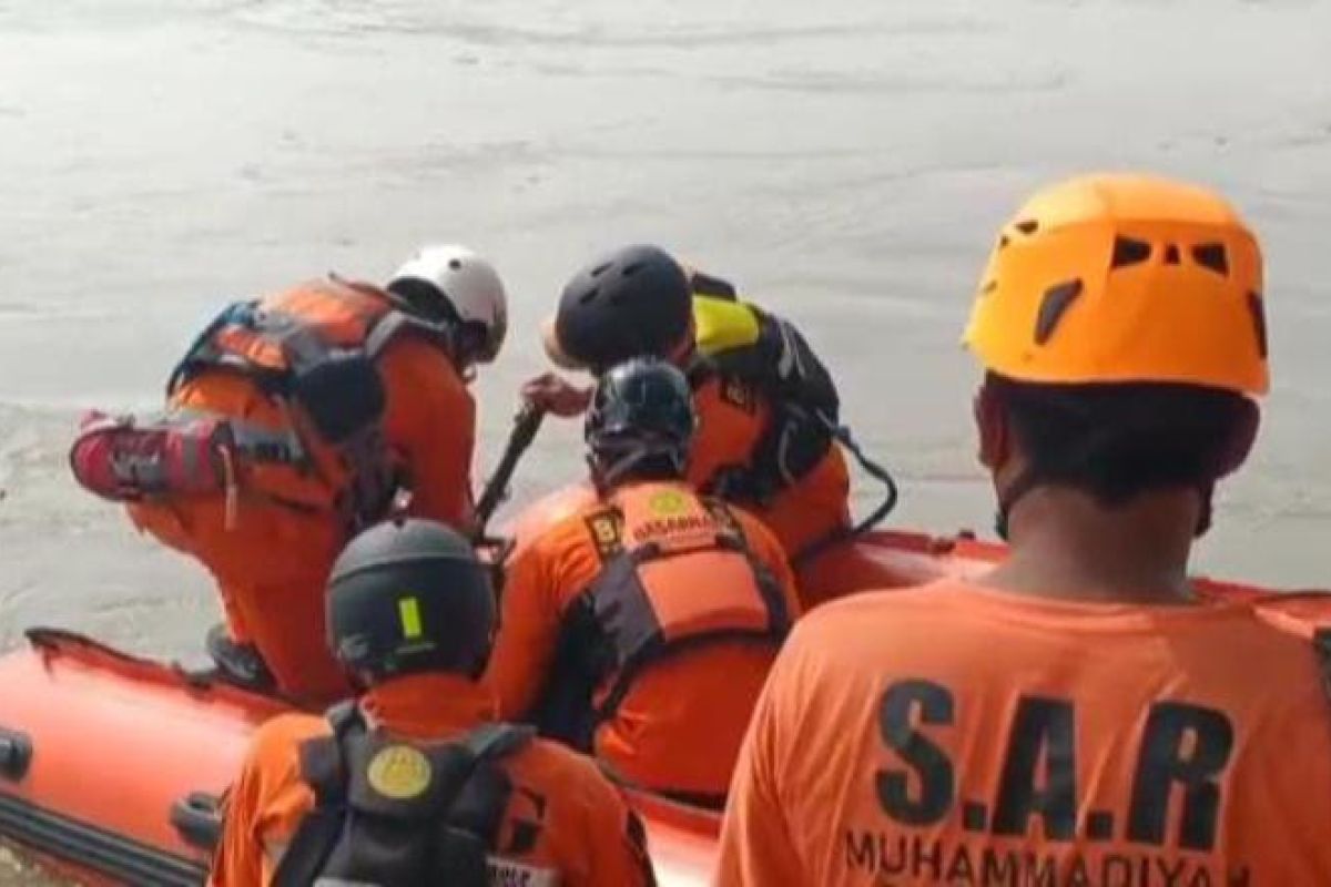 SAR Surabaya terjunkan tim bantu tangani kecelakaan perahu Bojonegoro