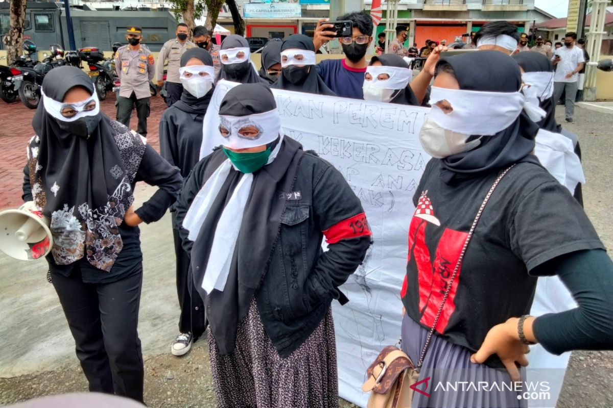 Sejumlah perempuan demo Polres Aceh Barat, ada apa?