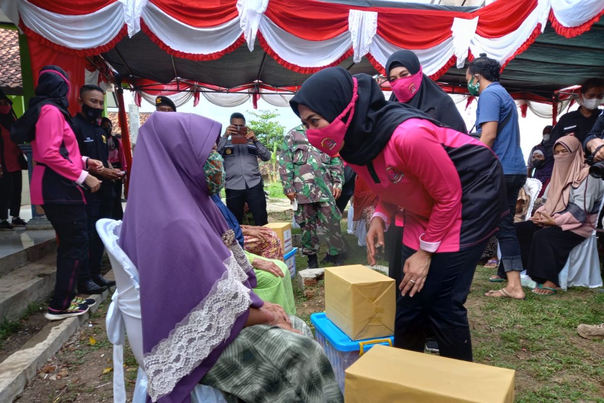 Bhayangkari Jabar pantau pelaksanaan vaksinasi COVID-19 di pelosok Sukabumi