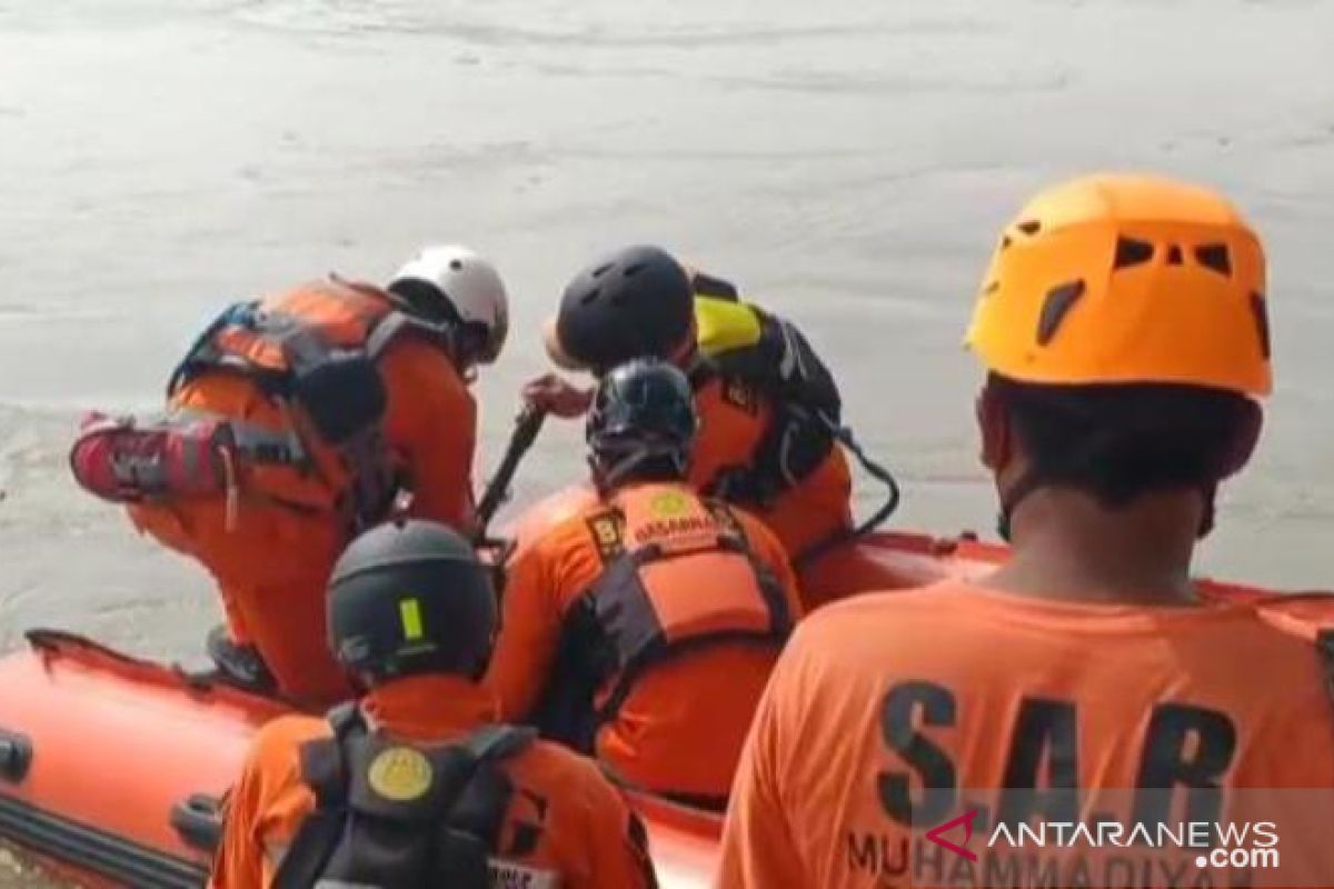 Kecelakaan perahu di Bojonegoro, 12 penumpang selamat dan enam dalam pencarian