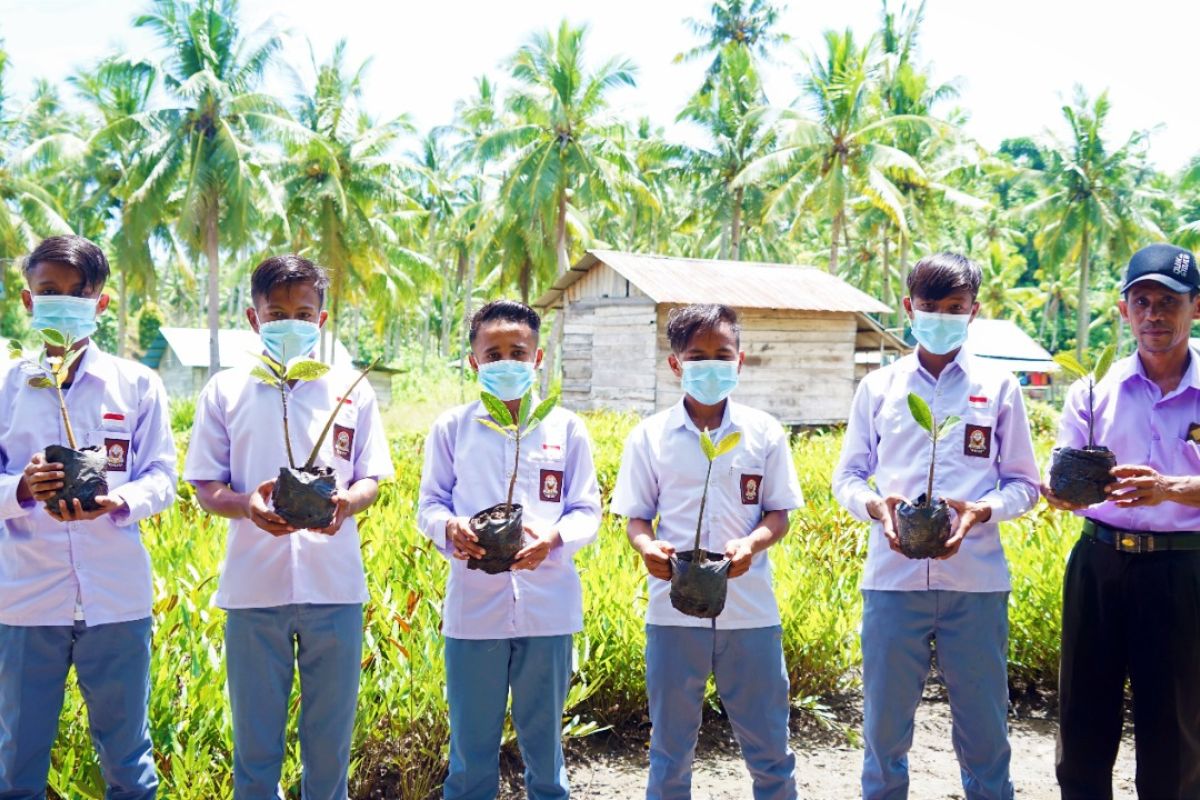 Unkhair Ternate tanam 6.900 bibit mangrove di Pulau Obi, lestarikan lingkungan