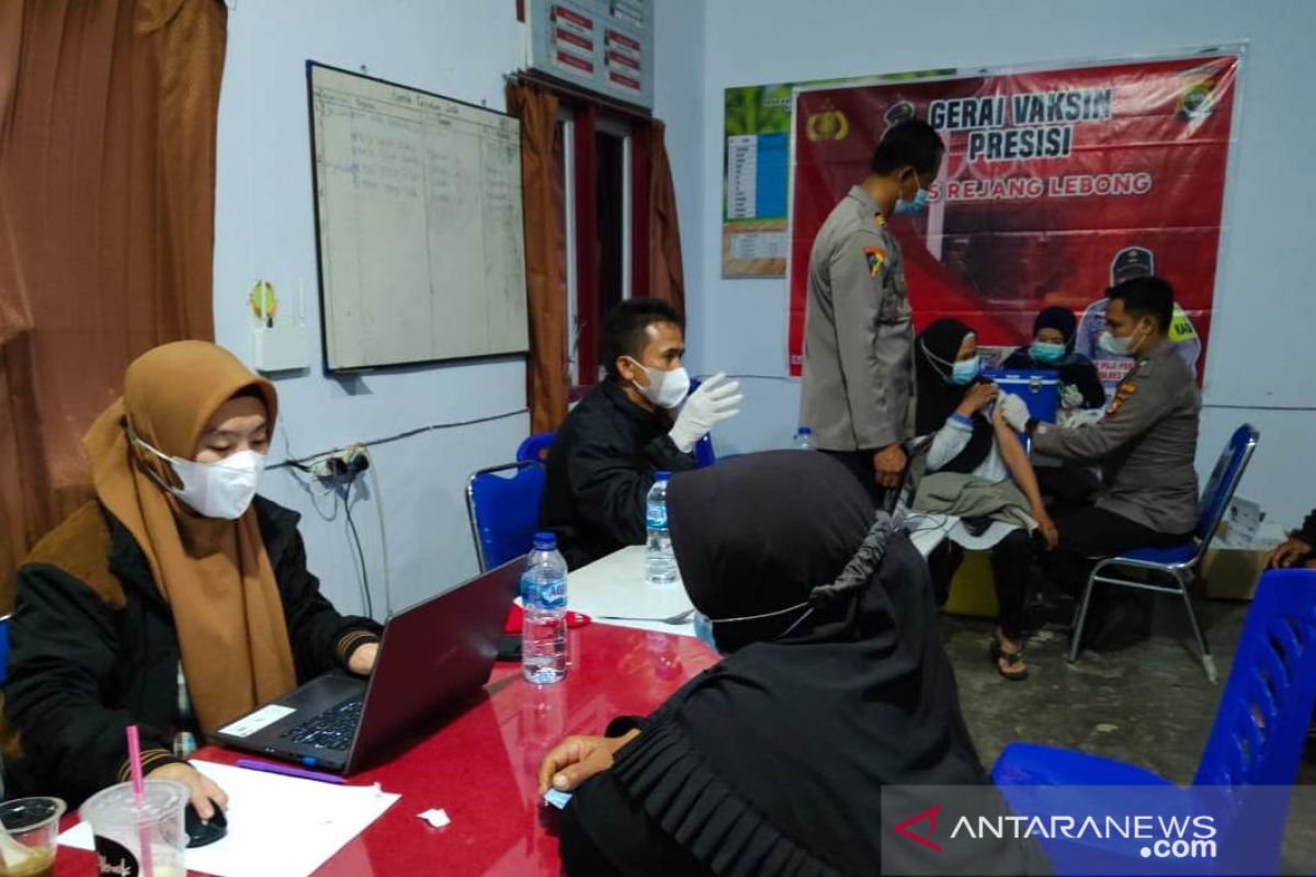 Polres Rejang Lebong gelar vaksinasi pada malam hari