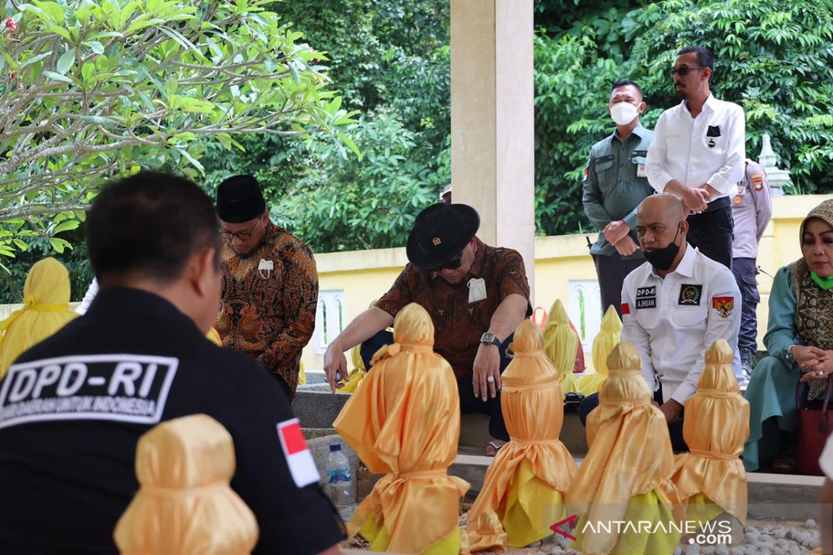 La Nyalla ingatkan jasa pejuang saat berziarah ke pendiri Batam