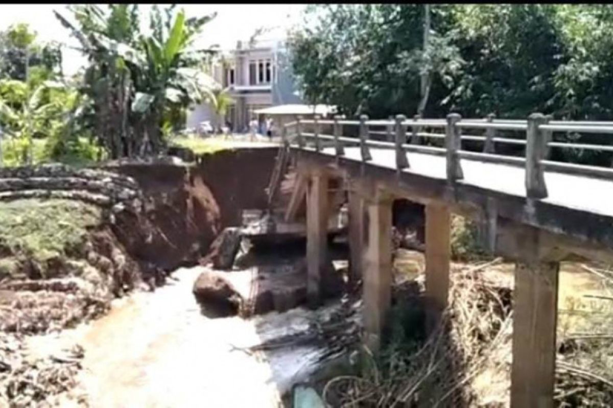 Jembatan penyeberangan di Tulungagung putus akibat banjir