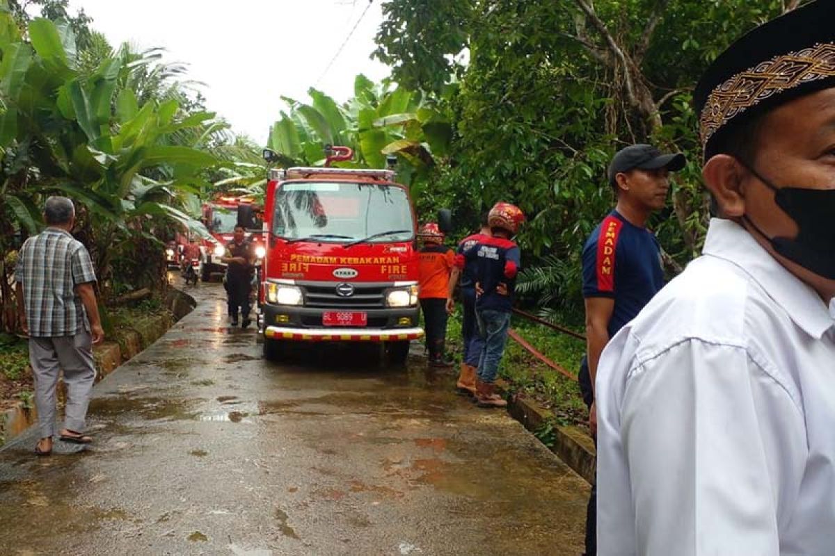 Rumah semi permanen terbakar, lima mobil damkar dikerahkan