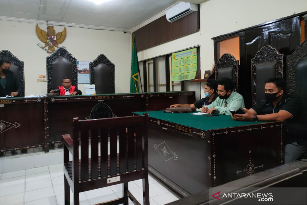 Hakim menyatakan penyidikan DLHK NTB terkait kasus kayu tidak sah