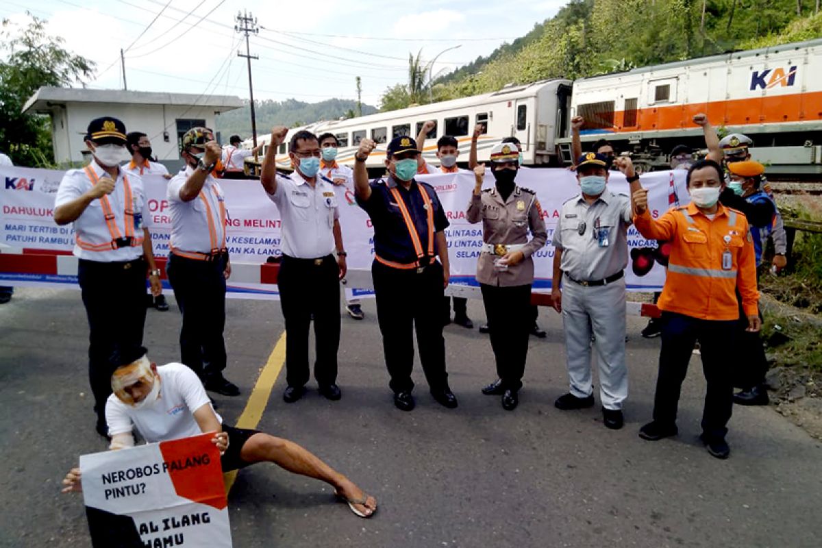 PT KAI ingatkan pengguna jalan untuk patuhi rambu-rambu di perlintasan sebidang