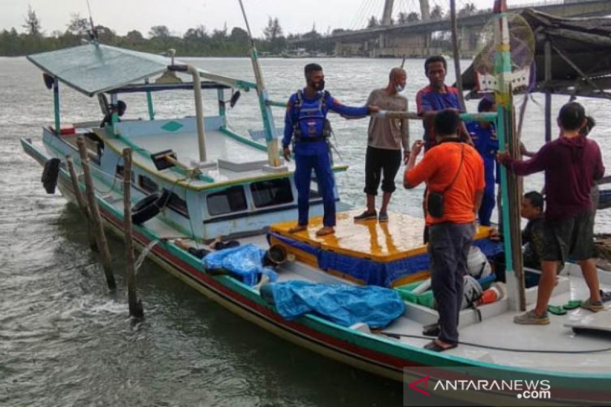TRC BPBD Babel evakuasi tiga pemancing ikan terseret air laut pasang