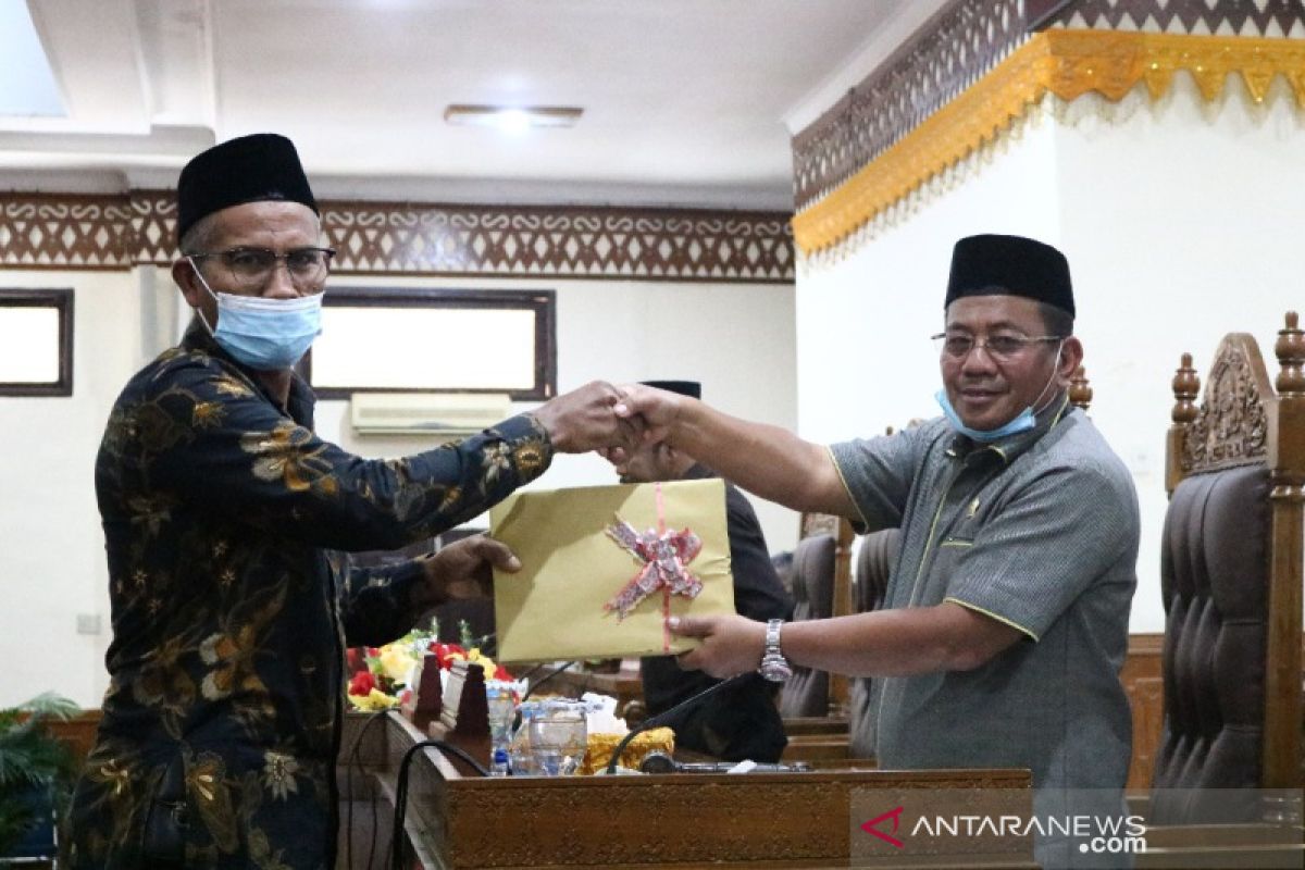 Pemkab Aceh Barat serahkan KUA-PPAS APBK 2022 Rp1,24 triliun