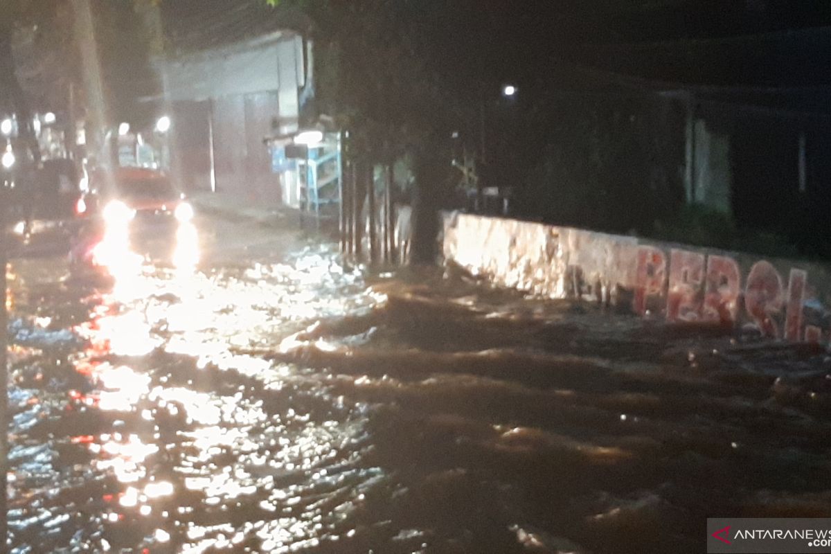 Jalan Swadarma Raya Jakarta Selatan tergenang air  hingga 50 cm