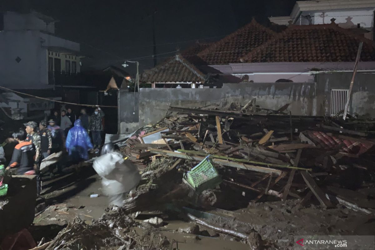 Flash flood destroy 21 homes in East Java's Batu City
