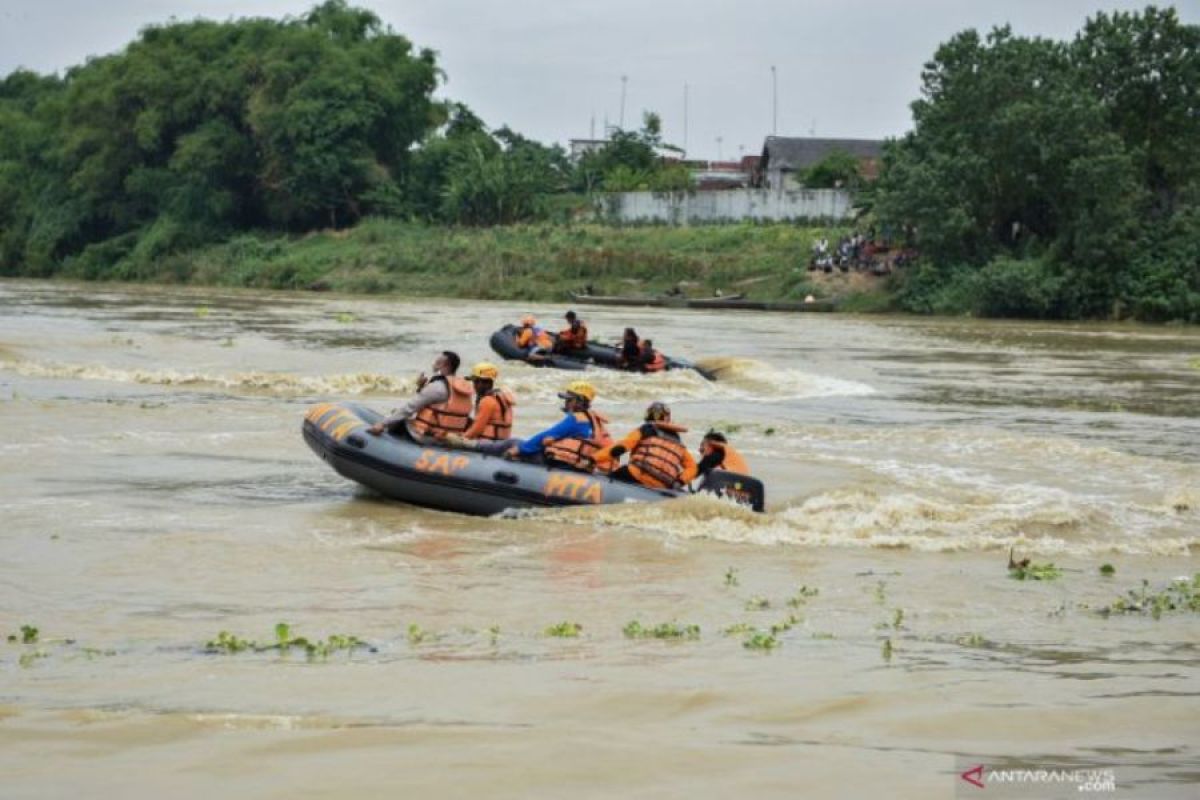6 korban perahu terbalik di Bengawan Solo belum ditemukan