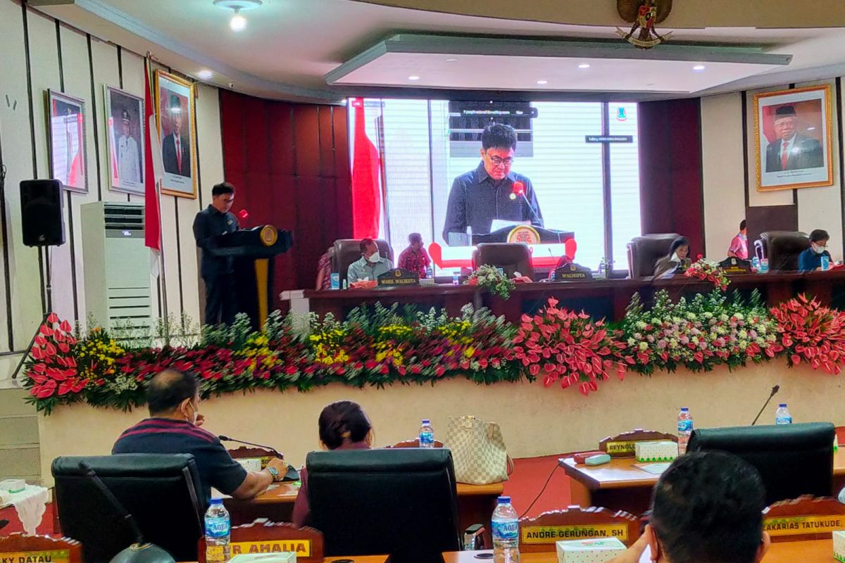 Wali Kota Manado sampaikan pengantar nota RAPBD 2022  di paripurna DPRD