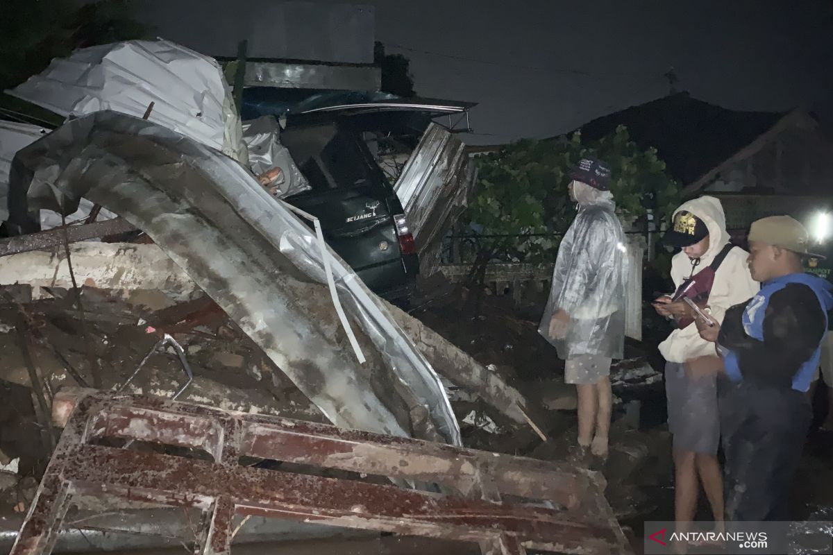 Banjir bandang terjang lima lokasi di Kota Batu, Malang