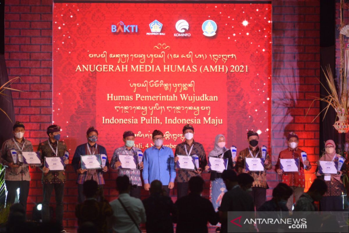 Kominfo serahkan penghargaan "Anugerah Media Humas 2021"