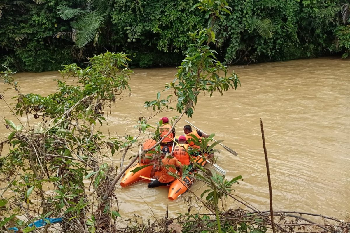 Basarnas Padang bantu pencarian hari kedua korban hanyut di Dharmasraya