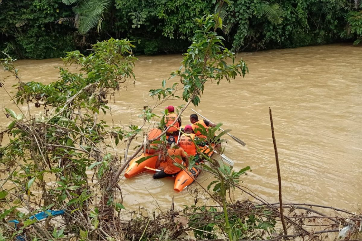 Dua orang hanyut di aliran Sungai Batang Momong Dharmasraya