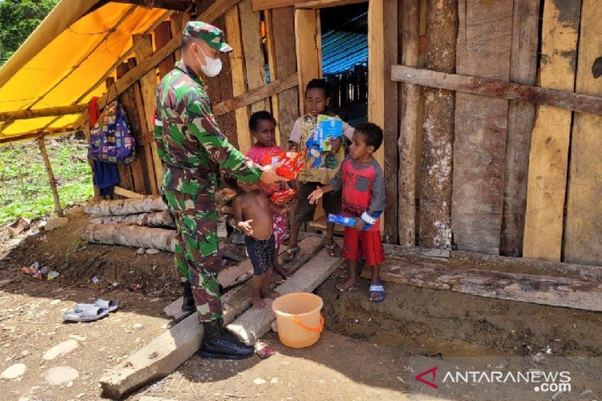 TNI berikan bantuan makanan anak di Mimika