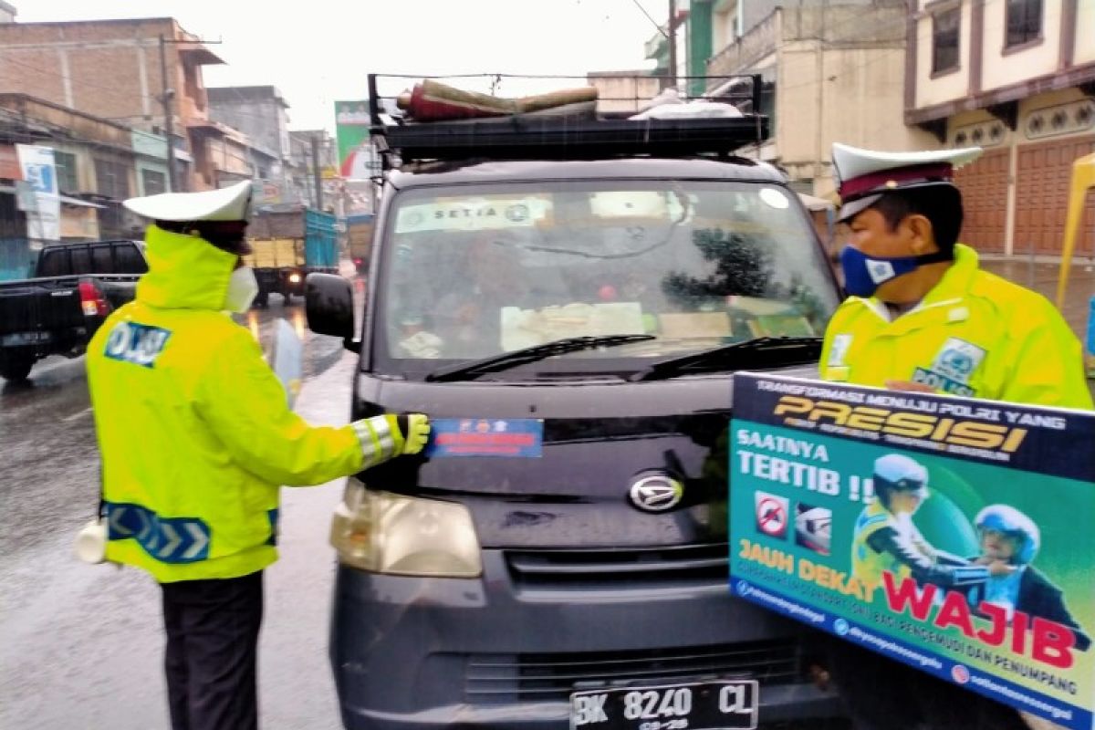 Polres Serdang Bedagai gencarkan  edukasi prokes kepada pengguna jalan