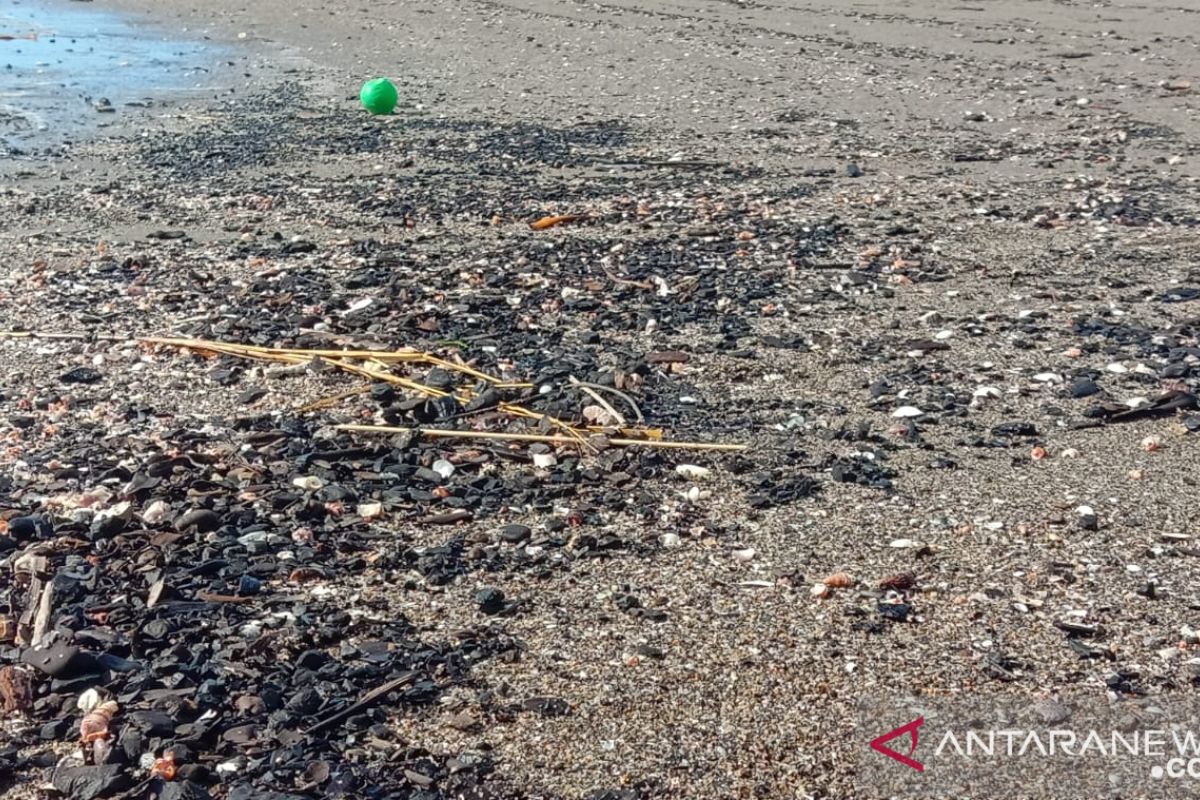 Pantai Ulee Lheue Banda Aceh tercemar batubara