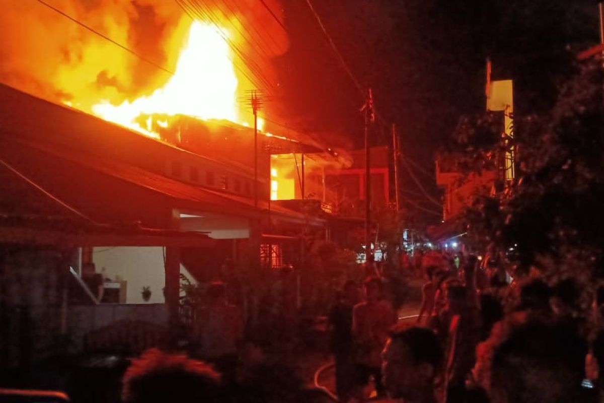 Polisi selidiki penyebab kebakaran rumah di pemukiman padat penduduk